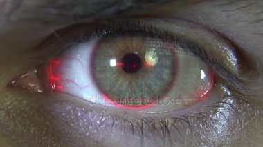 Yakın çekim göz ile kırmızı hologram