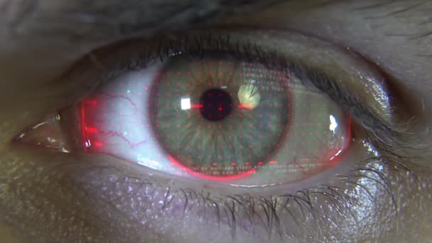 Olho close-up com holograma vermelho — Vídeo de Stock