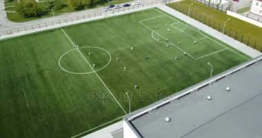 Havadan çekim genç erkek futbol oyunu