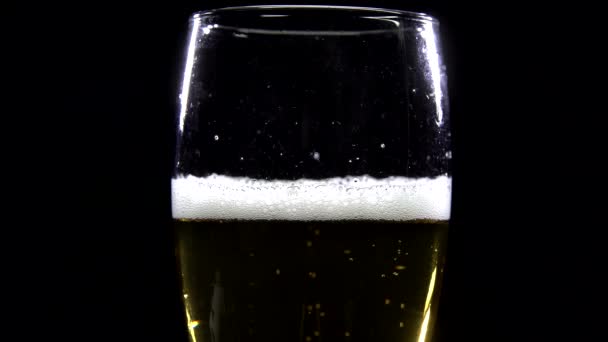 啤酒泡沫浇注周围的边缘的特写镜头 — 图库视频影像