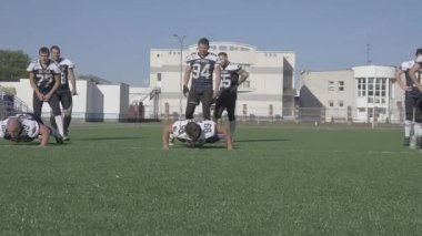 Maçtan önce futbol takımı kneads