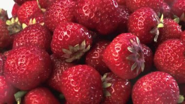 Ekseni etrafında dönen çilek makro planı