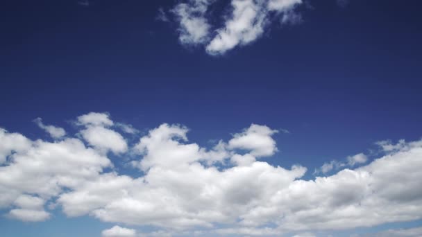 Timelaps céu azul profundo e amontoados — Vídeo de Stock