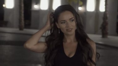 Yavaş bir gece şehrin arka planda güzel kız