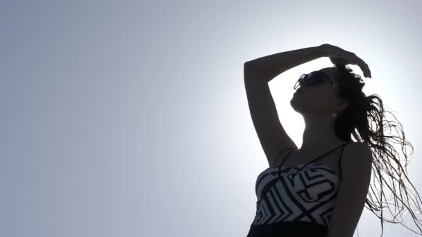 Hermosa chica con el pelo mojado contra el sol en cámara lenta — Vídeo de stock