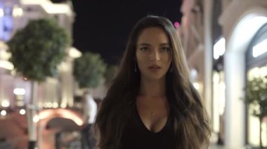 Güzel kız bir gece şehrin arka planda ben