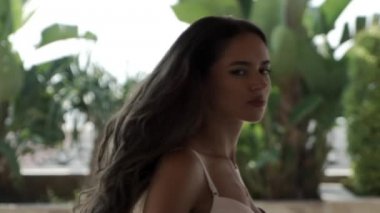 Ağır çekim kamera poz bir beyaz Mayo içinde güzel kız