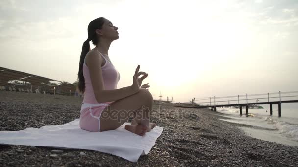 La chica en el mar se relaja — Vídeos de Stock