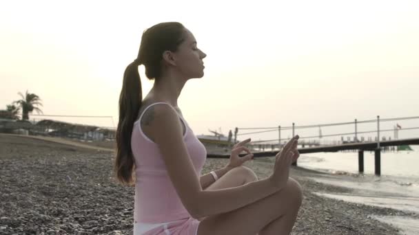 The girl at the sea relaxes — Stock Video