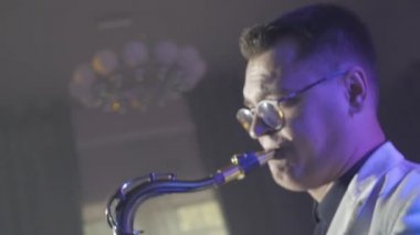 Beyaz ceketli adamı saksofoncu