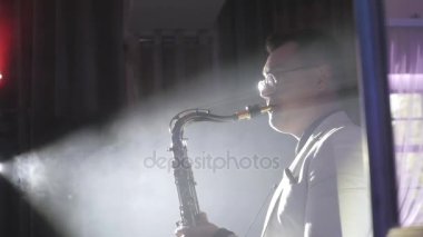 Beyaz ceketli adamı saksofoncu