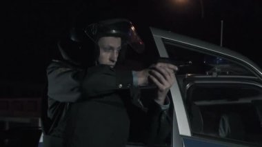 Polis memuru silah titreşen Flaşörler arka plan üzerinde