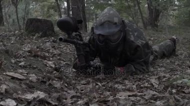 Yavaş hareket plastunno vurmayı sürünerek Paintball oyuncu