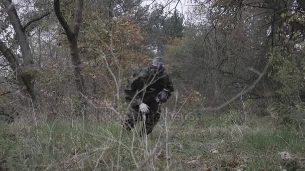 Paintball masculino dispara em um salto — Vídeo de Stock