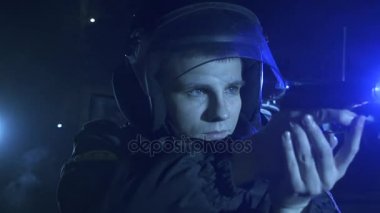 Polis memuru silah titreşen Flaşörler arka plan üzerinde