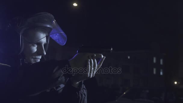 Офицер полиции направил пистолет на преступника — стоковое видео