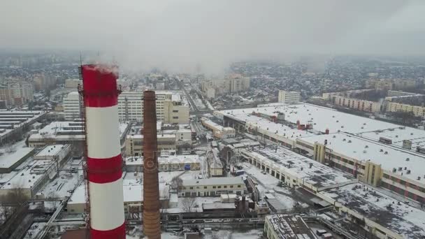 Rauch aus Fabrik-Rohren — Stockvideo