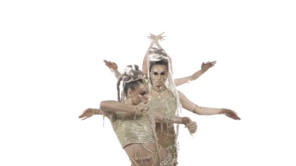 Danse indienne glamour moderne sur fond blanc 