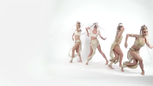 Moderní okouzlující orientální tance nad bílým pozadím