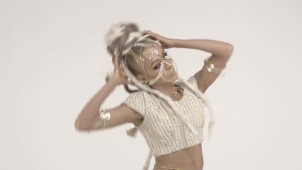 동양의 아름 다운 소녀 흰색 배경에 춤 — 비디오