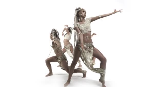 Danse orientale glamour moderne sur fond blanc — Video