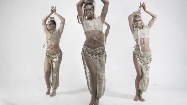 Moderne glamoureuze oriëntaalse dansen op witte achtergrond — Stockvideo