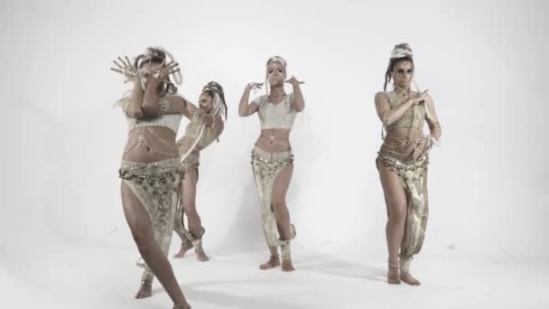 Современные гламурные индийские танцы на белом фоне — стоковое видео