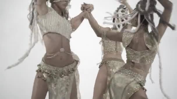 Современные гламурные восточные танцы на белом фоне — стоковое видео