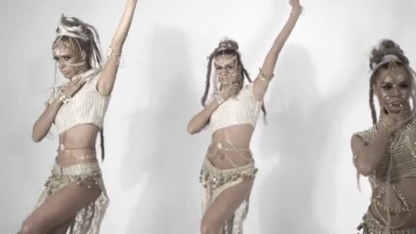 Modernas danzas indias glamorosas sobre un fondo blanco — Vídeo de stock