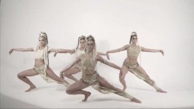 Beyaz arka plan üzerinde modern çekici oryantal dans