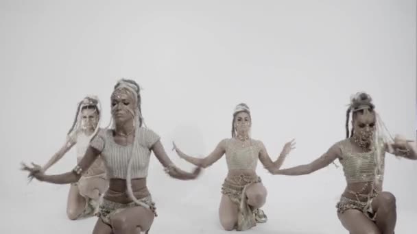 Danse indienne glamour moderne sur fond blanc — Video