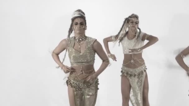 Modernas danzas orientales glamorosas sobre fondo blanco — Vídeo de stock