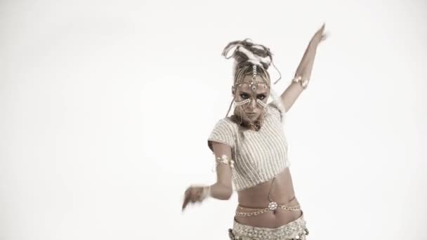 Східна красива дівчина танцює на білому тлі — стокове відео