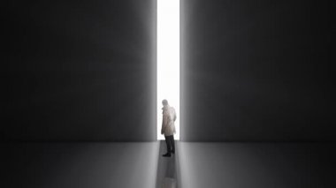 Yalnız adam büyük kapısı önünde ayakta