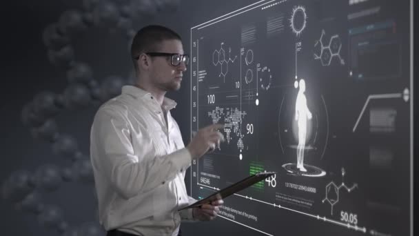 O homem e o cientista Painel com hologramas — Vídeo de Stock