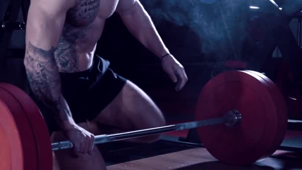 Gespierde jonge fitness vrouw doen zware deadlift oefening in sportschool — Stockvideo