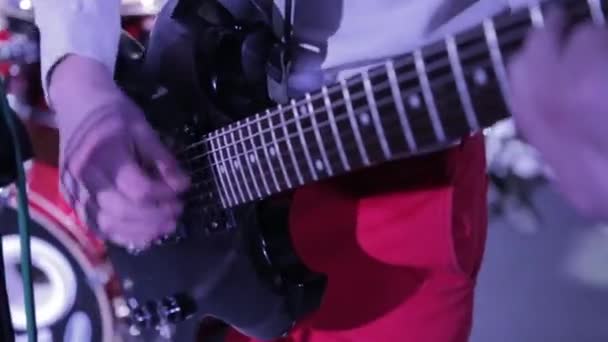 Primer plano músico tocando una guitarra eléctrica — Vídeo de stock