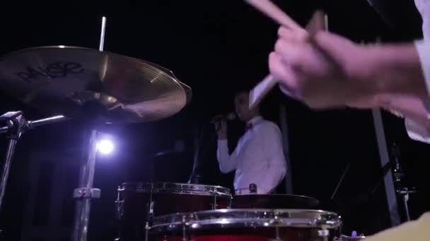 Close-up toca bateria banda de rock — Vídeo de Stock