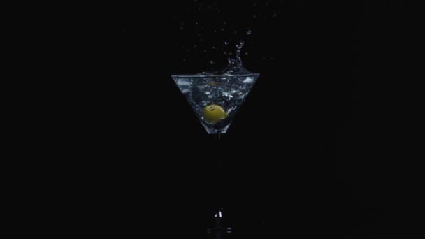 Vidro martina sobre fundo preto — Vídeo de Stock