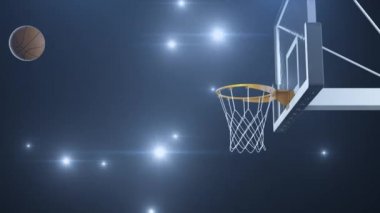 Basketbol, kamera görüntülerinin arka planında yavaş çekimde potaya çarptı.
