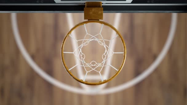 Balón de baloncesto en cámara lenta vuela en la cesta vista superior — Vídeos de Stock