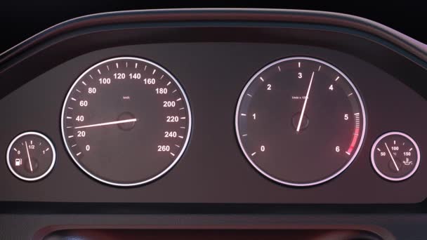 Az autó sebességmérője éjjel gyorsul. — Stock videók