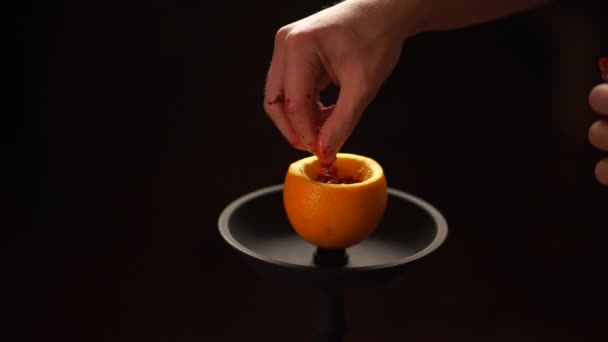 Приготування для куріння фруктового апельсинового аромату кальяну. Заповнення тютюну . — стокове відео