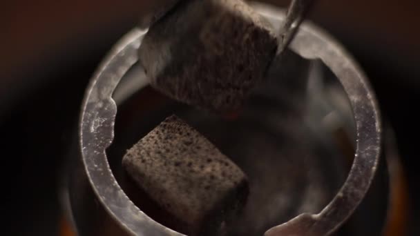 Vorbereitung für das Rauchen von Fruchtaroma Wasserpfeife. Lesezeichen brennende Kohlen, weicher Fokus. — Stockvideo