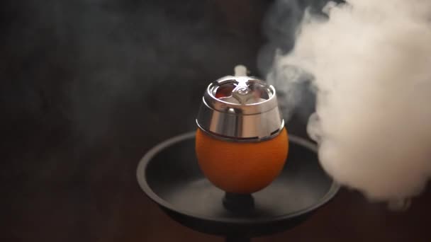 Příprava vodní dýmky pomerančové aroma ovoce kouření. — Stock video