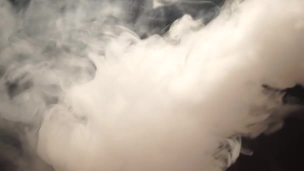 Hermoso humo de una cachimba sobre un fondo negro . — Vídeos de Stock