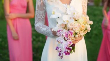 Gelin kokulu orkide ve gül elinde, kız içinde belgili tanımlık geçmiş.