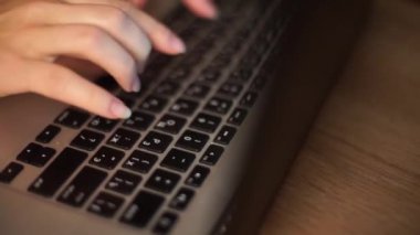 Yakın kadar olan parmak üstünde A Laptop klavye, stüdyo ışık.