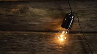 Ahşap arka plan üzerinde ampul.