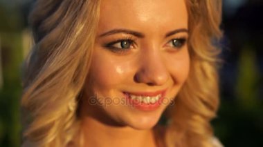 Gelinler yüz yakın çekim, buket ve çiçek kokulu ortaya.